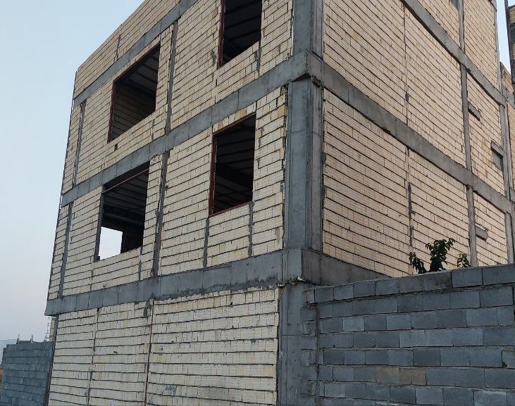 یک طبقه و نصف پیلوت نیمه کاره شهرک بسیجیان